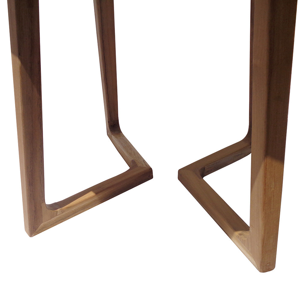 Detalle de dos patas de madera con formas geométricas, que resaltan la artesanía de la Mesa auxiliar Redonda en Madera de teca Natural Planet Ø90, perfecta para comedores pequeños y elegantes, sobre fondo blanco.