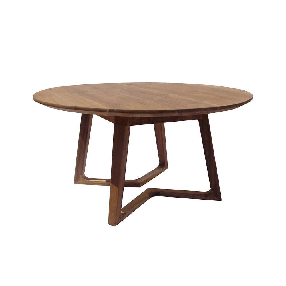 La Mesa auxiliar Redonda en Madera de teca Planet Ø80 es una mesa de centro redonda con patas anguladas y base geométrica, ideal para tu sala. Se muestra sobre un fondo blanco.