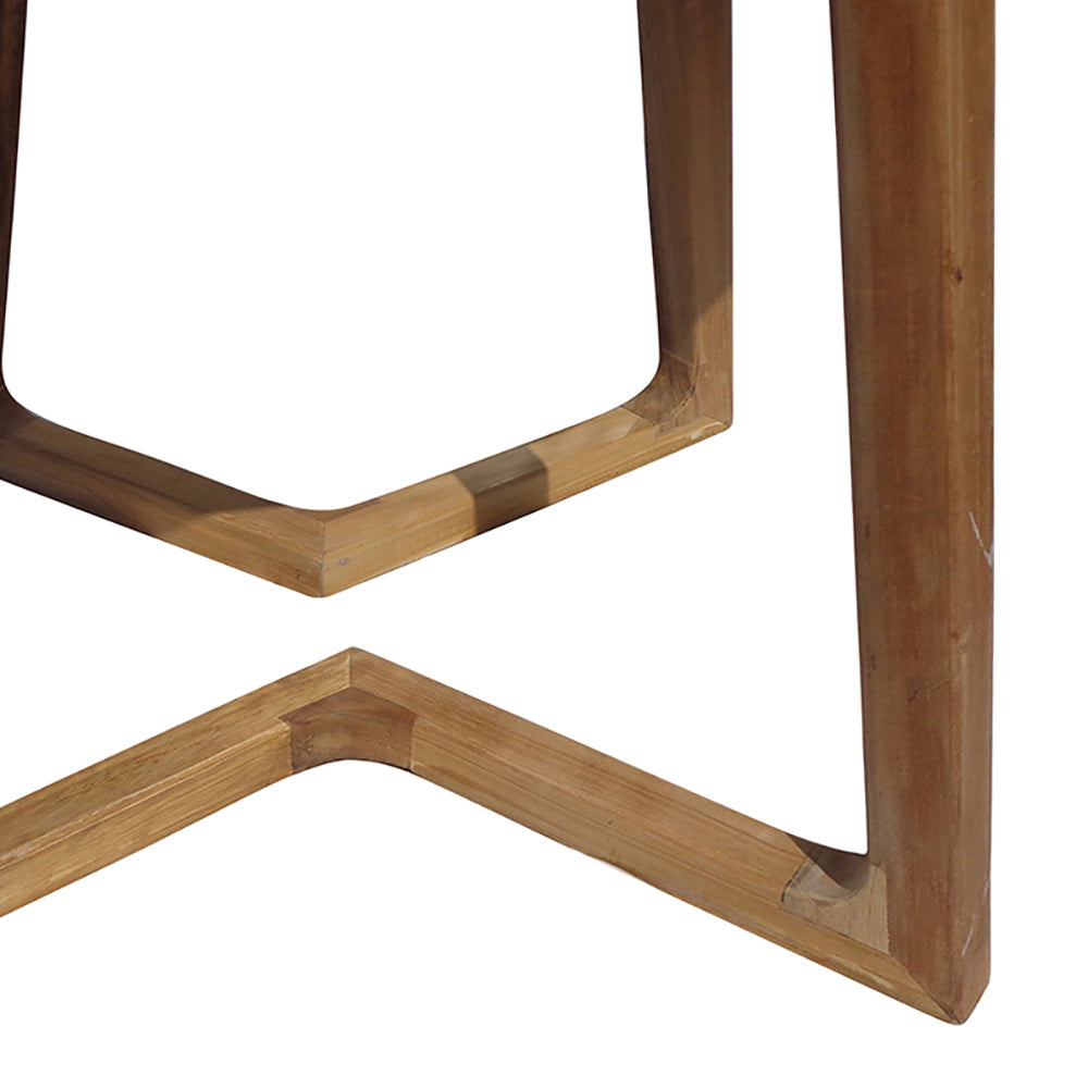 Detalle de las patas de madera y del marco de soporte geométrico de la Mesa auxiliar Redonda en Madera de teca Planet Ø80, destacando las juntas en ángulo y las vetas naturales de la madera.