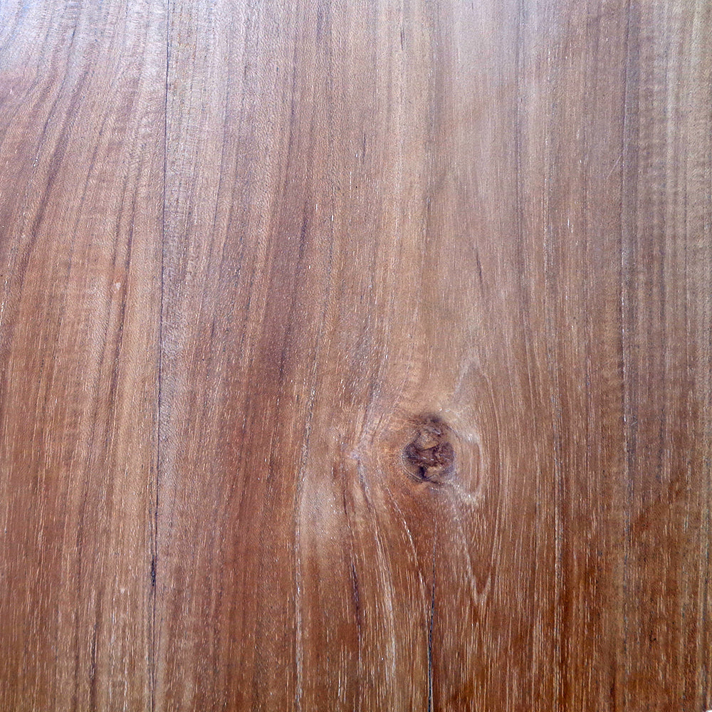 Detalle de la Mesa auxiliar Redonda en Madera de teca Planet Ø80, mostrando su veta de madera natural y el nudo central, ideal como elegante mesa auxiliar para cualquier salón.