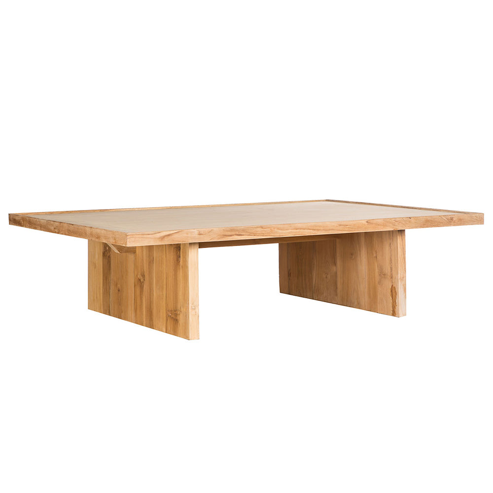 La Mesa de centro en madera de teca y caucho Cote cuenta con una tapa de madera rectangular y dos patas anchas, elaboradas con elegante madera de teca.