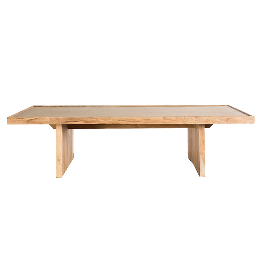 La Mesa de centro Cote es una mesa rectangular de madera elaborada con teca y caucho sostenibles. Su diseño minimalista incluye una superficie plana y dos patas anchas y resistentes, que capturan la elegancia y el estilo moderno.