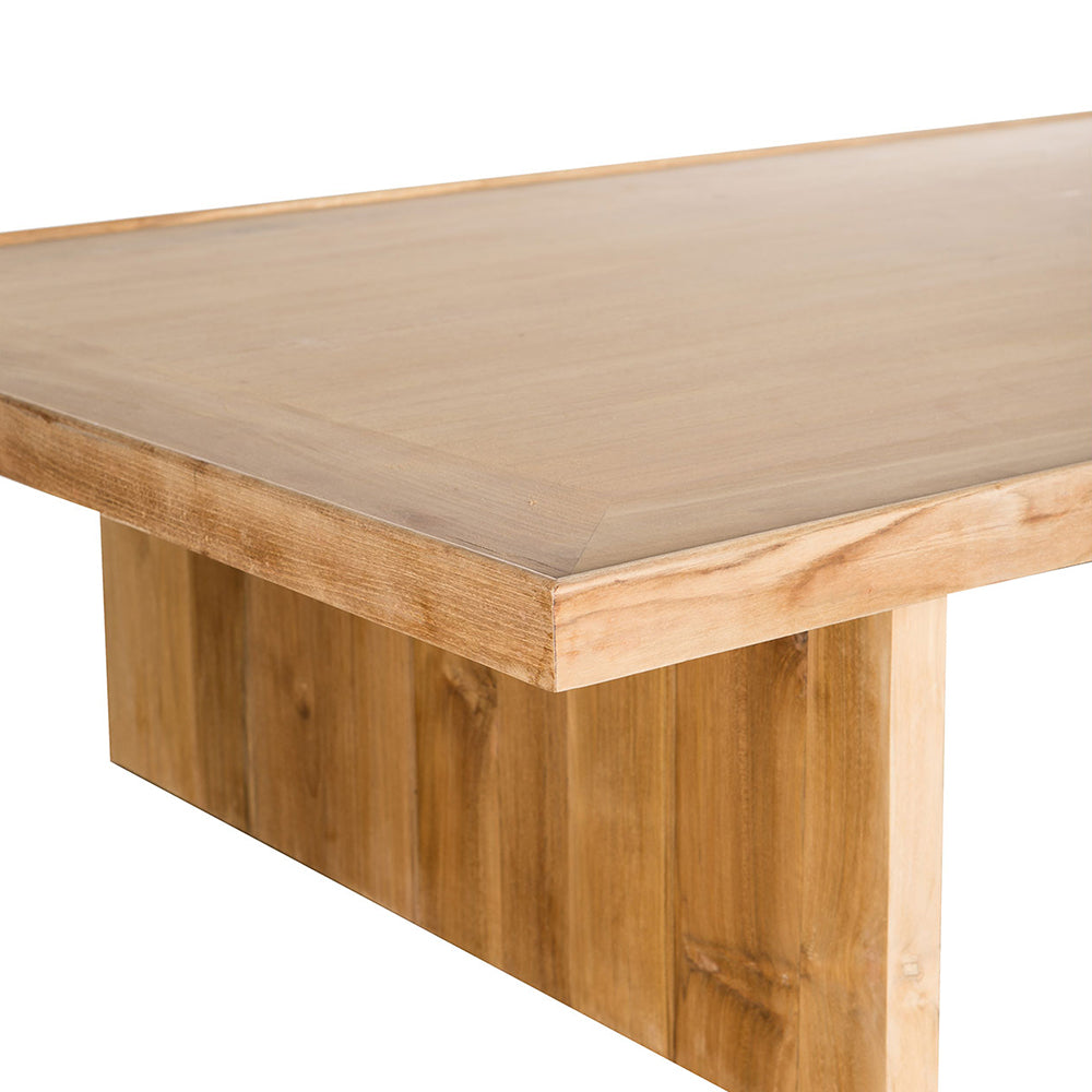 La Mesa de centro en madera de teca y caucho Cote tiene una superficie lisa y plana con patas gruesas y rectangulares y un acabado marrón claro, ideal para agregar elegancia a cualquier espacio.