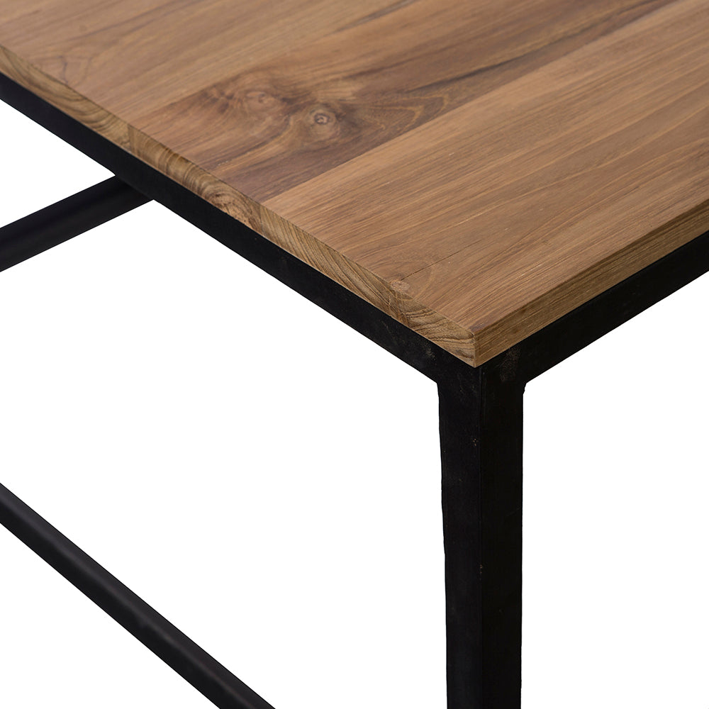 Primer plano de la Mesa de centro rectangular en teca y hierro de roble, que muestra una mesa de madera con patrones de vetas sobre un elegante marco de metal negro, ejemplificando el diseño industrial moderno al combinar perfectamente forma y función en esta elegante pieza.