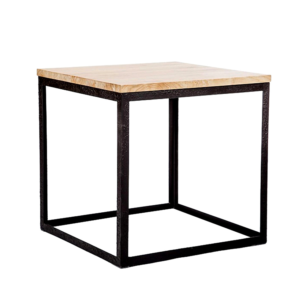 La Mesa de centro rectangular en teca y hierro Oak presenta una tapa de madera cuadrada, un marco de metal negro y un diseño abierto, capturando el diseño industrial moderno con estilo y funcionalidad.