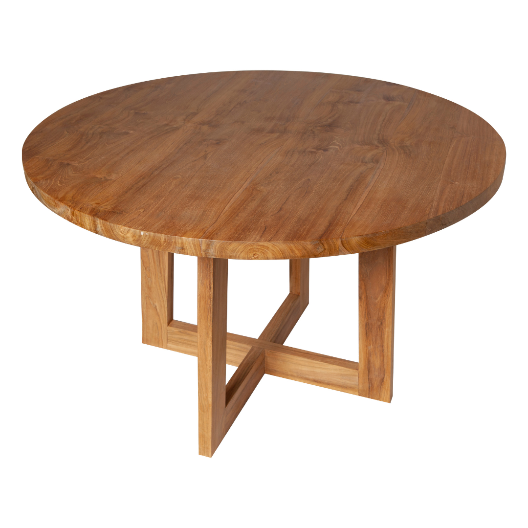 La Mesa de comedor Begur es una mesa de comedor redonda (Ø120 cm) fabricada en madera noble de teca, presenta una superficie lisa y un diseño geométrico de base.