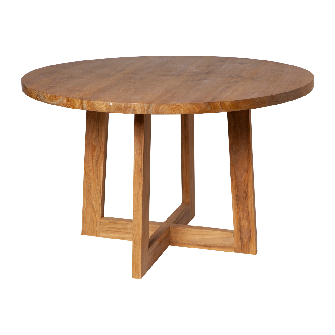 La mesa de comedor Begur (Ø120 cm) redonda está elaborada con madera de teca duradera, presentando un diseño elegante con una superficie lisa y patas cruzadas.