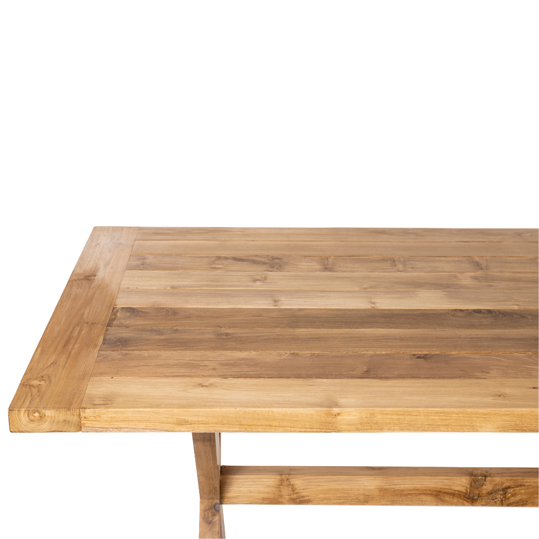 Primer plano de la Mesa de comedor en madera de teca para exterior de esquina de Begur, destacando su tapa rectangular con vetas vistas.