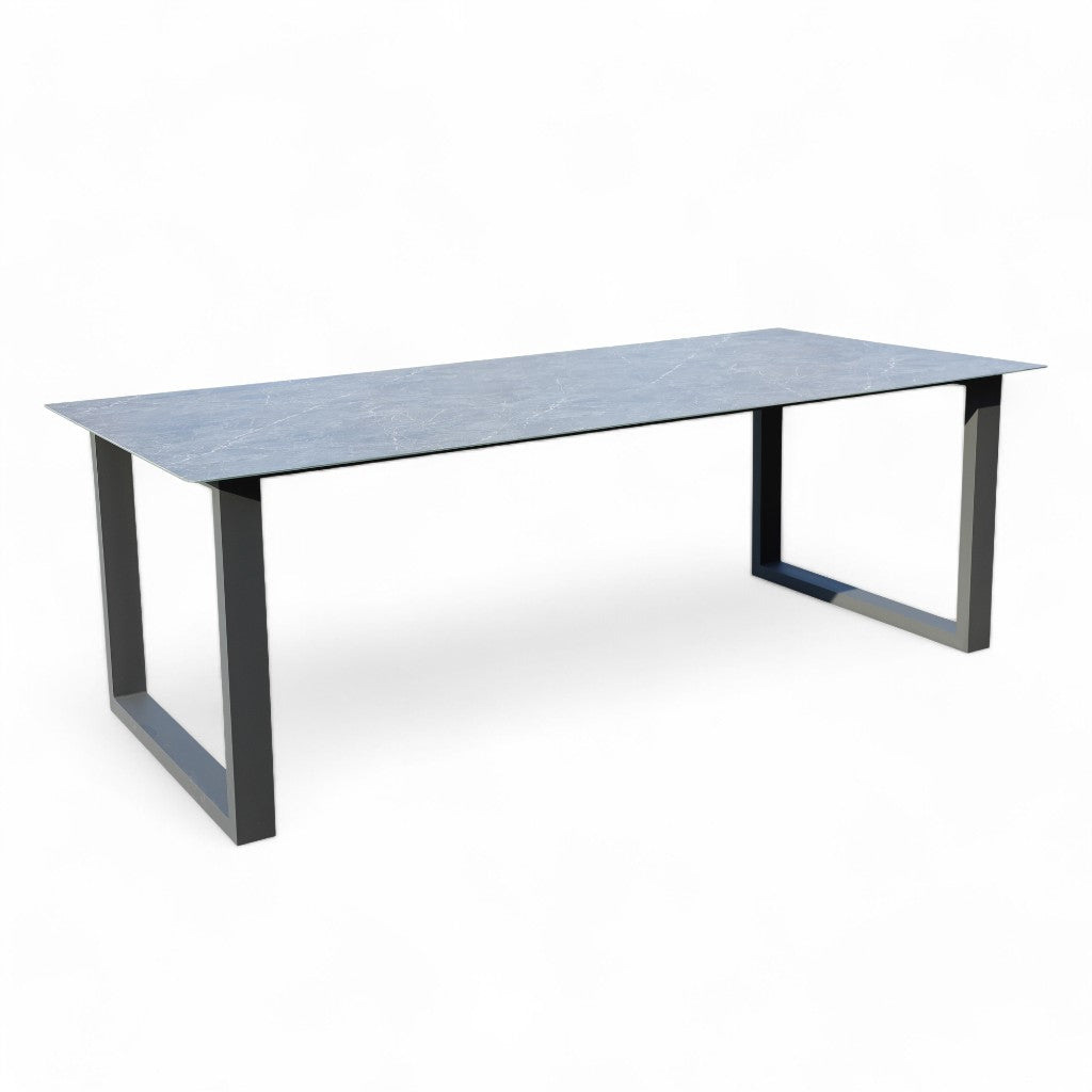 Mesa de comedor de exterior SILK, aluminio antracita y cristal cerámico, 220 × 100 × 75 cm, estilo moderno; ideal como mesa jardín, destaca con su diseño rectangular sobre fondo blanco.