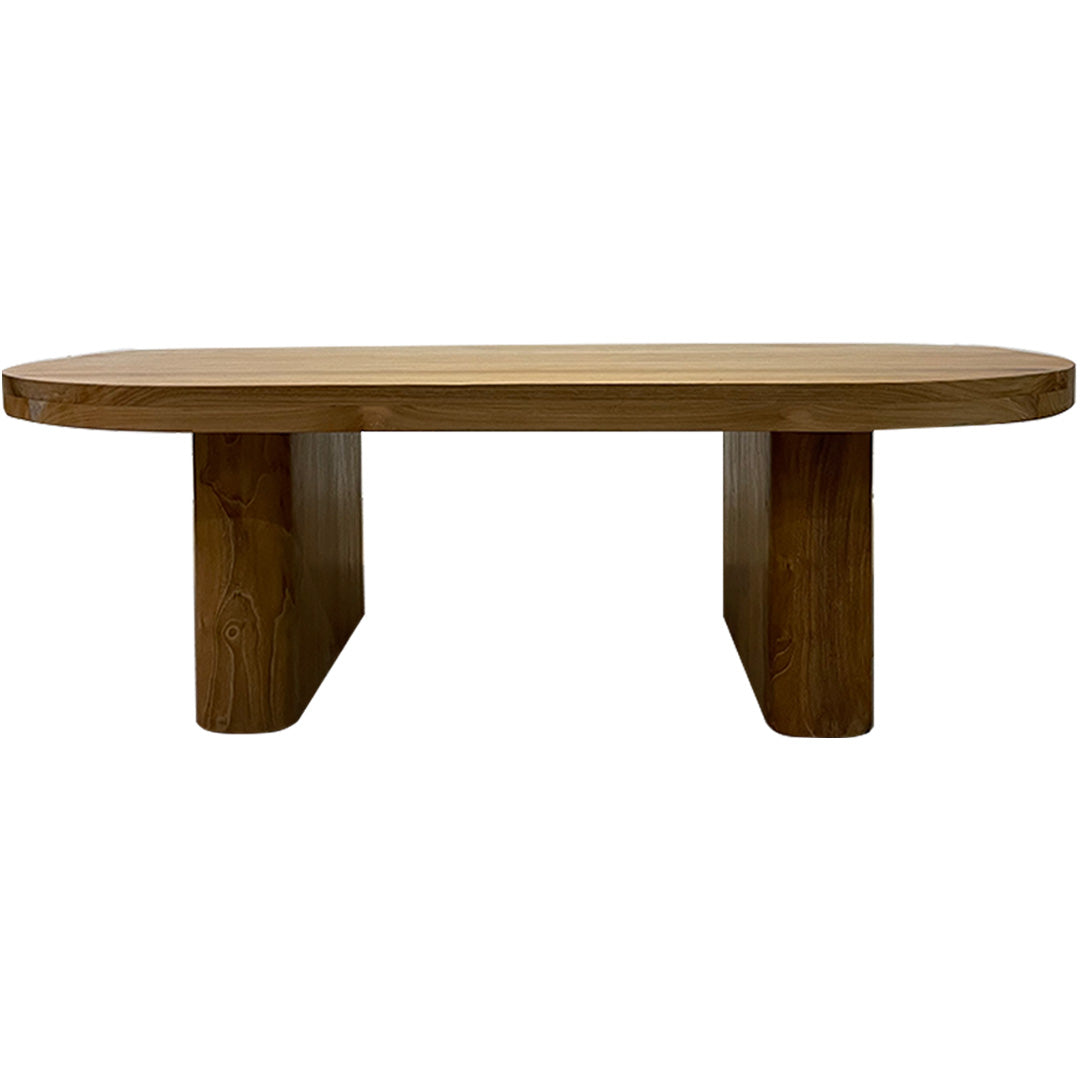 Presentamos la mesa de centro María, una sofisticada pieza elaborada con madera de teca de alta calidad, que presenta un tablero ovalado y dos patas rectangulares, combinando a la perfección elegancia y funcionalidad en cualquier espacio.