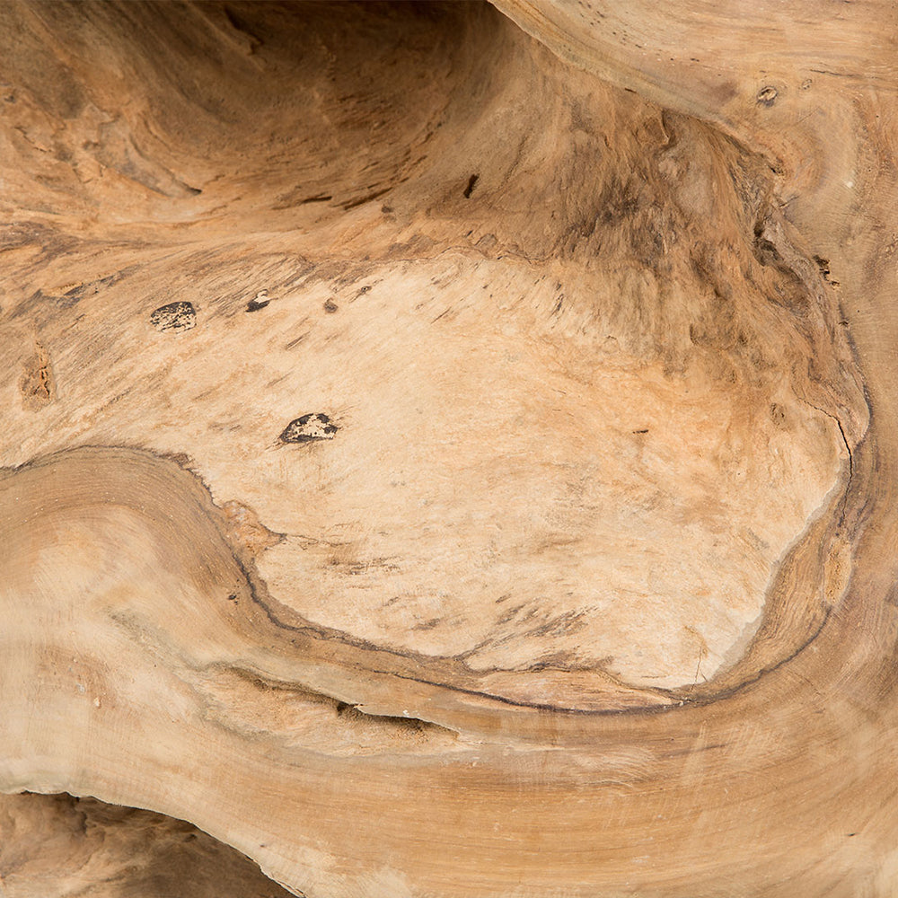Primer plano de una superficie de madera texturizada con patrones de vetas naturales y tonos de marrón claro a medio, que se hace eco del encanto rústico de un Puff redondo en madera de teca Round Stool Indonesia.