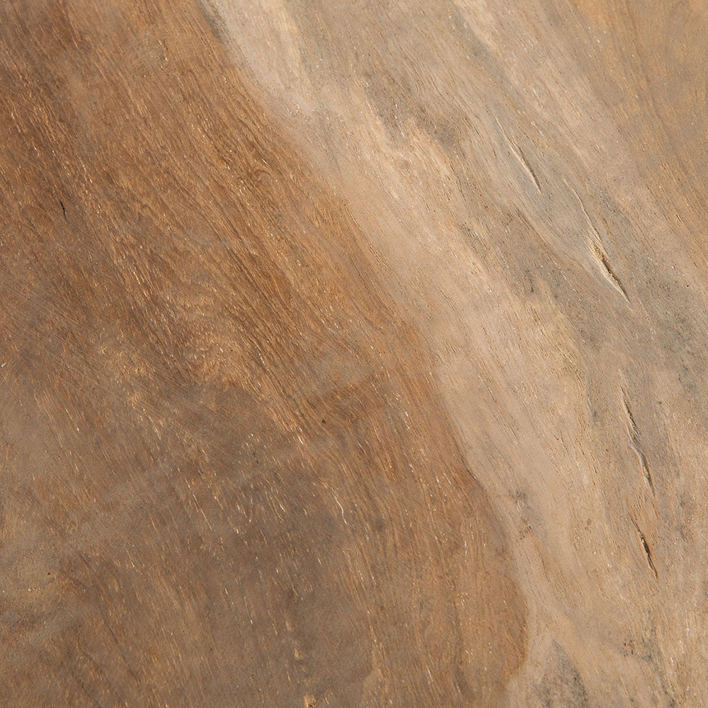 Un primer plano de una superficie de madera rústica que muestra patrones de vetas en tonos de marrón y beige, que recuerdan a la fina madera de teca, similar a la textura que encontrarías en un taburete redondo Puff en madera de teca de Indonesia.