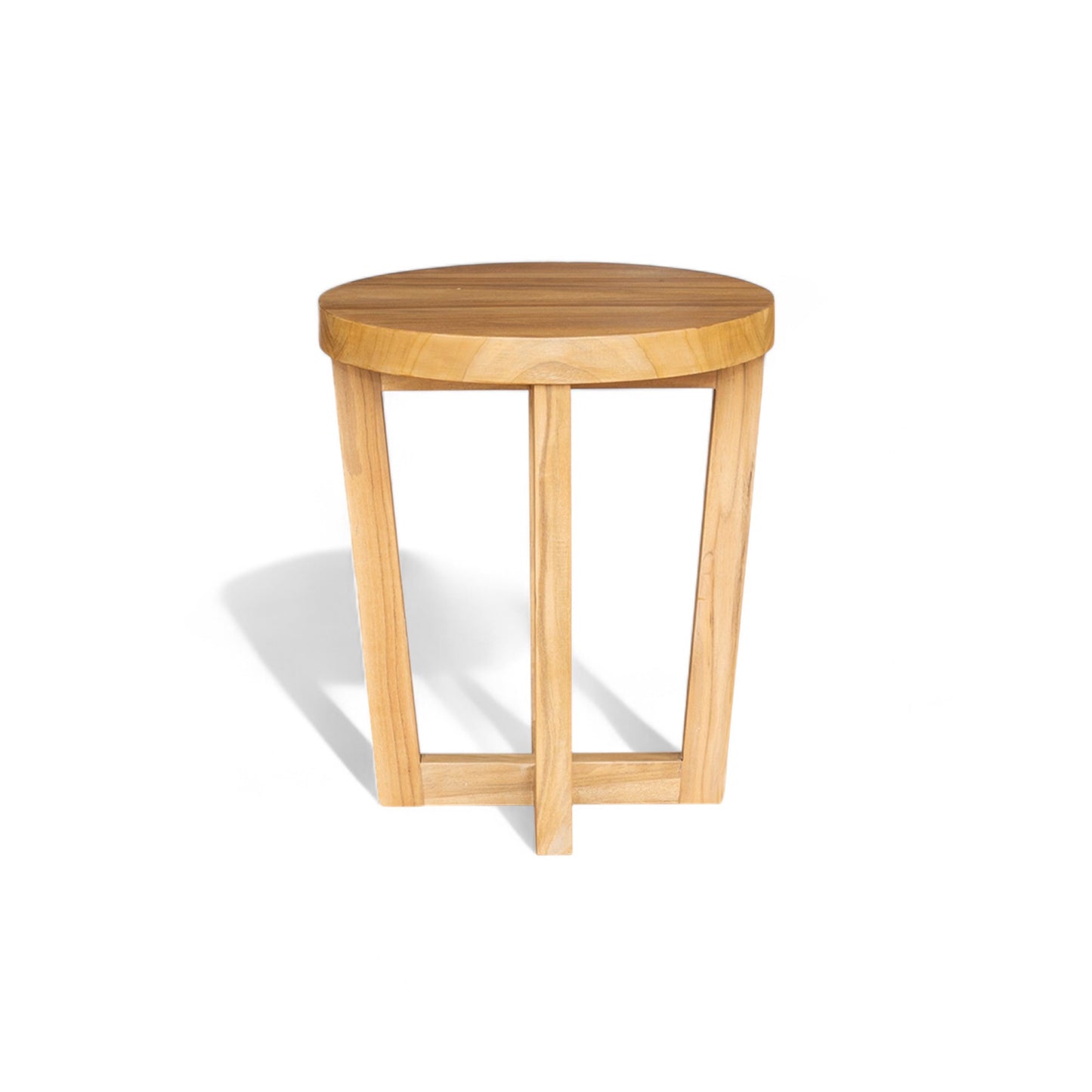 La mesa de centro redonda de exterior de teca NATURE (40 × 46 cm, natural) tiene una tapa gruesa y tres patas anguladas, ideal para exteriores. Se muestra sobre fondo blanco.