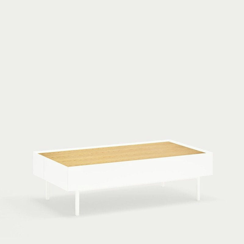 La Mesa de Centro Arista 2C es rectangular, con diseño inteligente y enmarcada en blanco, tiene una tapa de madera. Con líneas limpias y simples, está sostenida por cuatro patas y ofrece almacenamiento elegante para complementar cualquier espacio.
