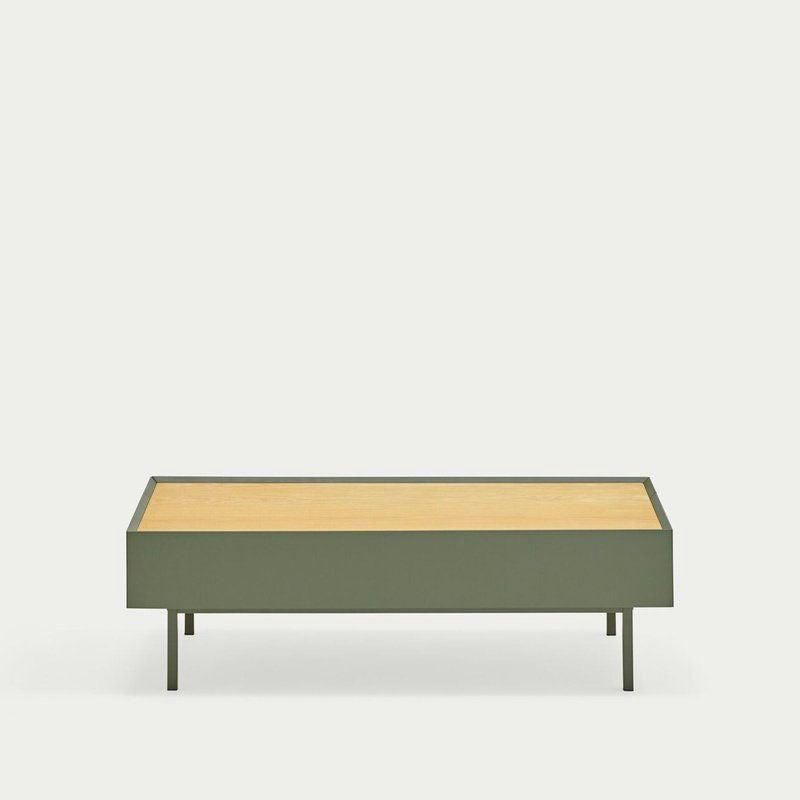 La Mesa de Centro Arista 2C muestra un diseño inteligente con su tablero de madera minimalista y su marco de metal verde sobre cuatro patas, sobre un fondo claro, que le proporciona un aspecto estilizado.