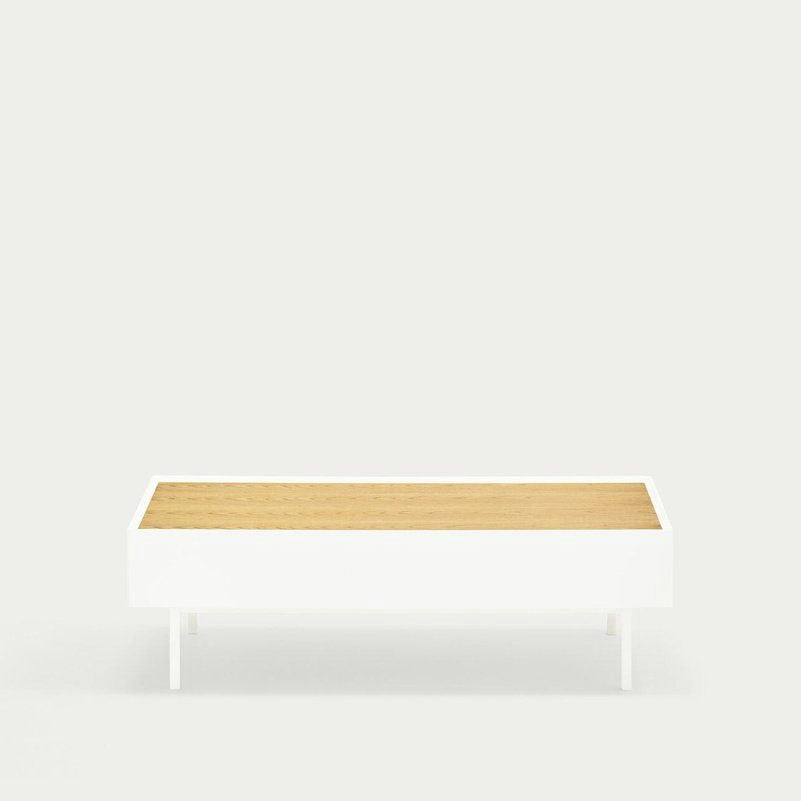 La Mesa de Centro Arista 2C, con su tablero rectangular de madera y patas blancas, expuestas sobre un fondo blanco liso, ejemplifica el diseño inteligente a través de líneas elegantes y funcionalidad.