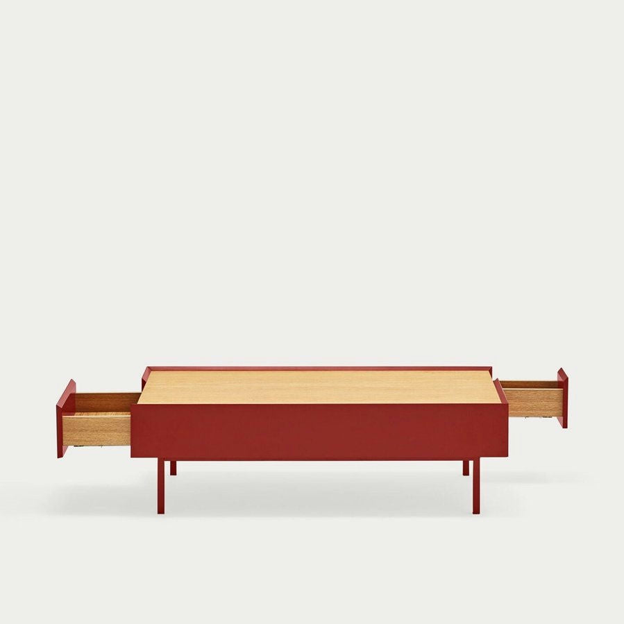 La Mesa de Centro Arista 2C es una mesa de centro rectangular roja con una superficie de madera clara y dos cajones laterales abiertos para el espacio interior. Ofrece un diseño simple y moderno y un almacenamiento inteligente para una organización elegante.