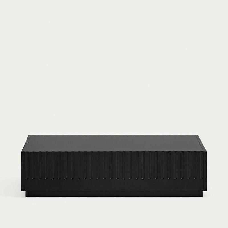 La Mesa de Centro Doric es una mesa rectangular elegante y de color negro con un estilo moderno, que presenta un diseño de líneas verticales con textura. Su elegancia sobre un fondo blanco liso ofrece estilo y funcionalidad con un ingenioso espacio de almacenamiento oculto.