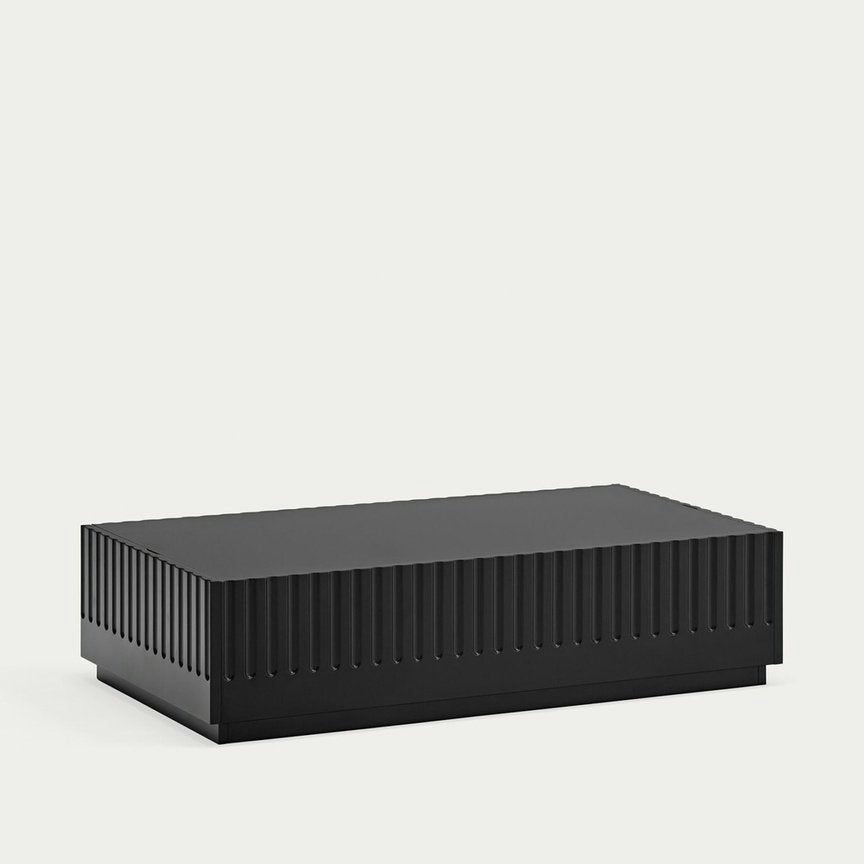 La Mesa de Centro Doric, una elegante caja rectangular negra con crestas verticales, se encuentra sobre un fondo blanco liso y ofrece un toque moderno al diseño neoclásico.