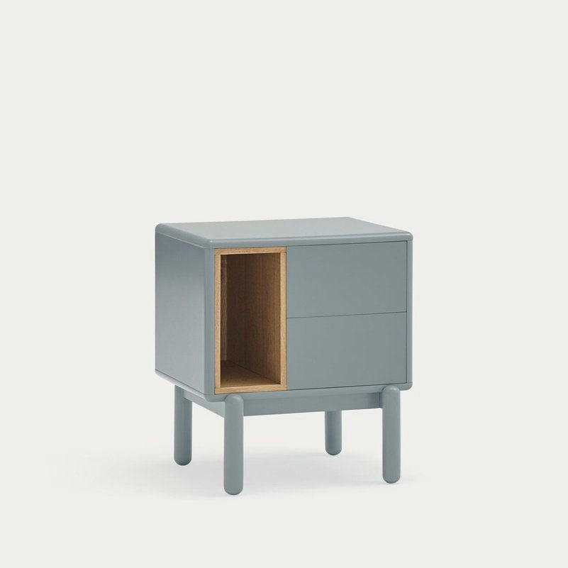 La mesita de noche Corvo 2C es una mesita de noche compacta y moderna con dos cajones y un estante abierto para un almacenamiento eficiente. Su acabado verde tenue realza su elegancia sobre cuatro patas resistentes.