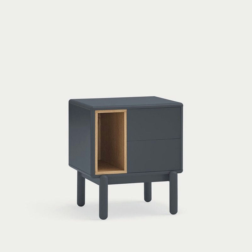 La Mesita de Noche Corvo 2C es un pequeño mueble de madera gris oscuro con cuatro patas y un diseño moderno. Incluye un compartimento abierto para almacenamiento y dos cajones frontales, combinando estilo y funcionalidad de manera elegante.