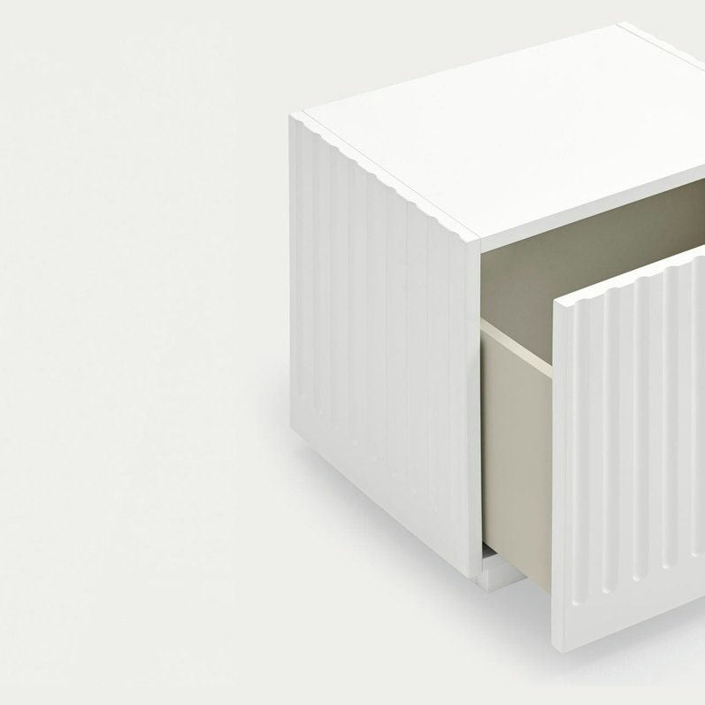 Un mueble blanco acanalado llamado