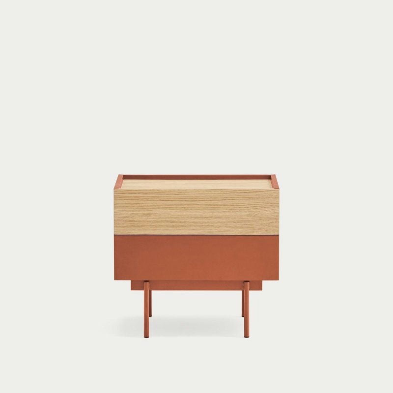 Una Mesita de noche Otto 2C compacta y moderna cuenta con una tapa de madera clara y una base marrón, sobre un fondo blanco para un elegante diseño moderno y almacenamiento compacto.