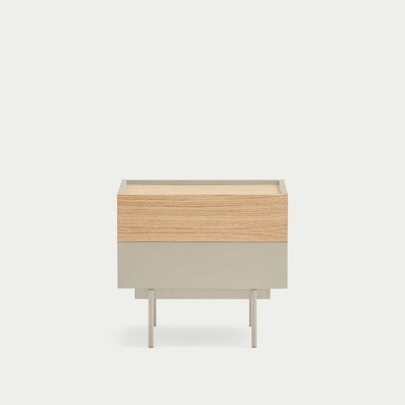 La mesita de noche Otto 2C tiene un aspecto moderno y minimalista con un cajón de madera y una base beige sobre cuatro patas delgadas, ideal para un almacenamiento compacto. Complementa con elegancia cualquier espacio sobre un fondo blanco liso.