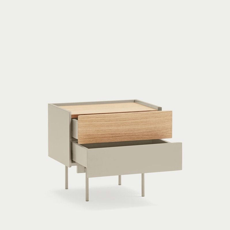 La Mesita de noche Otto 2C es una mesa auxiliar minimalista con dos cajones abiertos para un almacenamiento compacto, que presenta un marco beige apagado y una cubierta con acabado de madera clara, perfecta para cualquier diseño moderno.