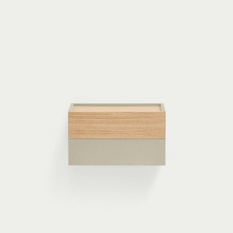 La Mesita de noche Otto 2C (Suspendida) es una estantería minimalista de pared de madera con forma rectangular y color beige claro, ideal para almacenamiento inteligente o como mesita de noche para optimizar tu espacio.