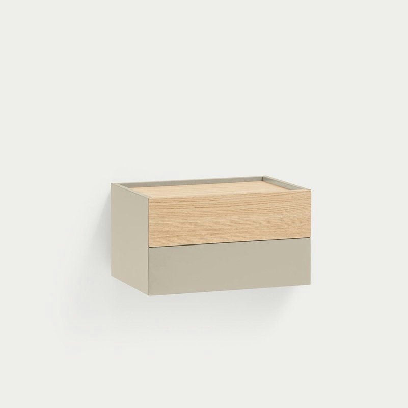 La mesita de noche Otto 2C, una estantería minimalista de pared, combina una base de metal beige con una parte superior de madera clara en su diseño rectangular. Ideal para un almacenamiento inteligente, esta pieza fusiona elegantemente forma y función sobre un fondo blanco liso.