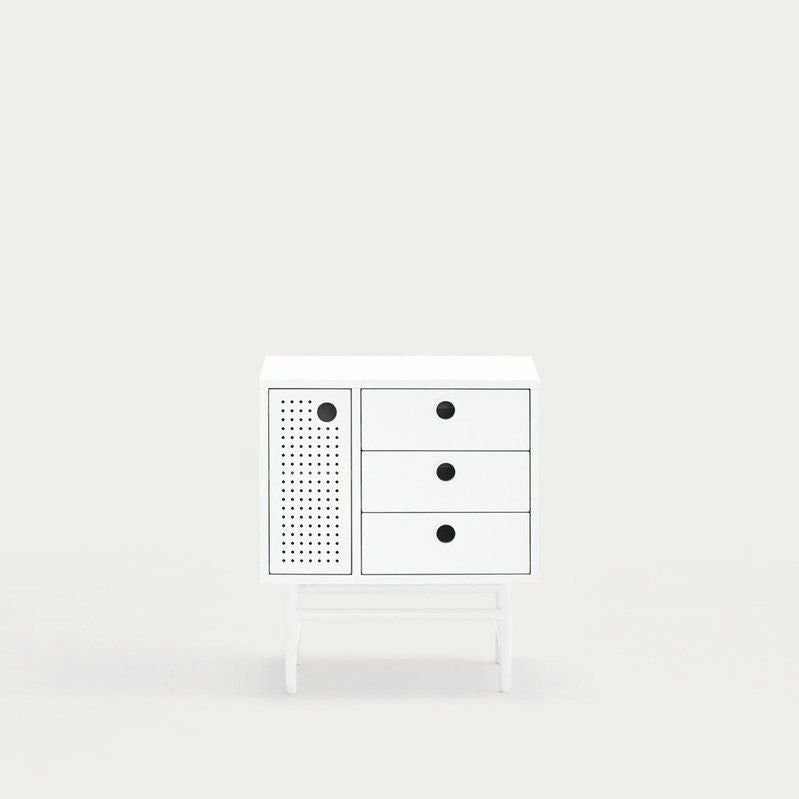 La Mesita de noche Punto 1P3C es una moderna mesa auxiliar blanca con amplio almacenamiento interno, que presenta tres cajones a la derecha y una puerta perforada a la izquierda, ideal contra un fondo claro y liso.