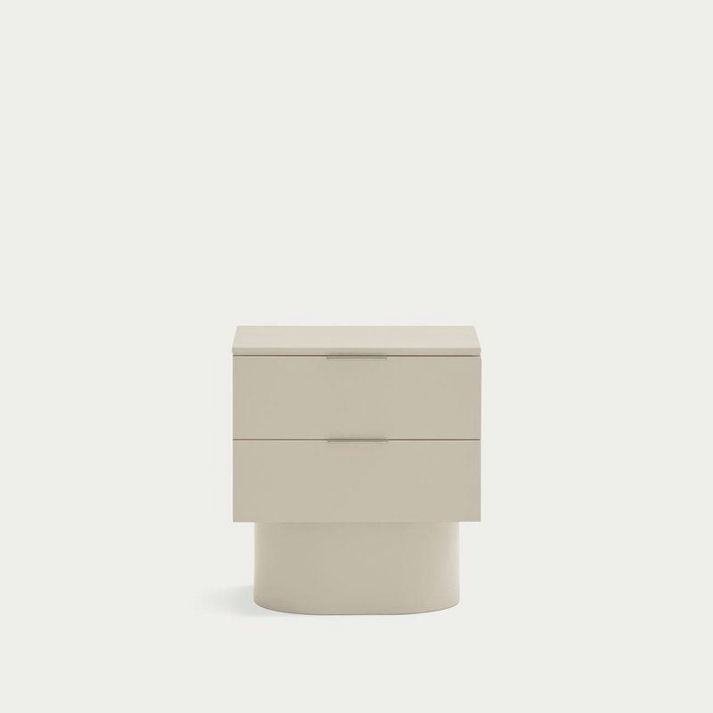 La mesita de noche minimalista beige Totem 2C tiene dos cajones y un diseño contemporáneo limpio y suave, sobre un fondo blanco liso.