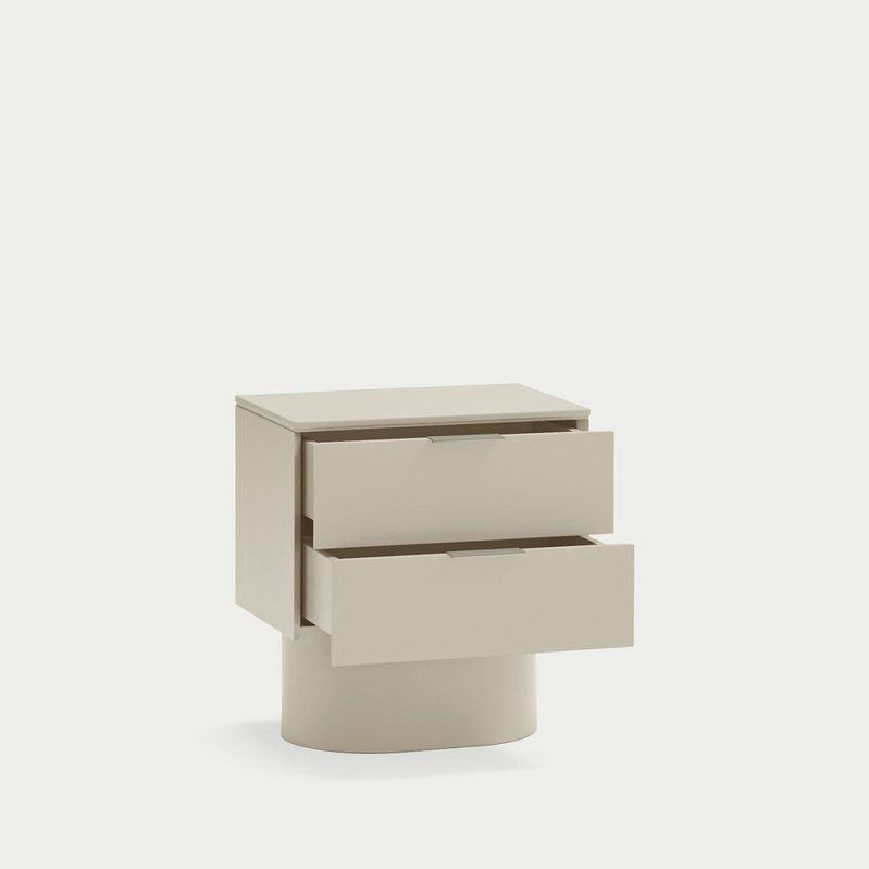 La mesita de noche Totem 2C, una mesita de noche contemporánea en color beige, cuenta con dos cajones ligeramente abiertos y reposa sobre una base cilíndrica sobre un fondo liso. Representa el almacenamiento minimalista, ya que combina la funcionalidad con el diseño contemporáneo para lograr una estética elegante en el dormitorio.