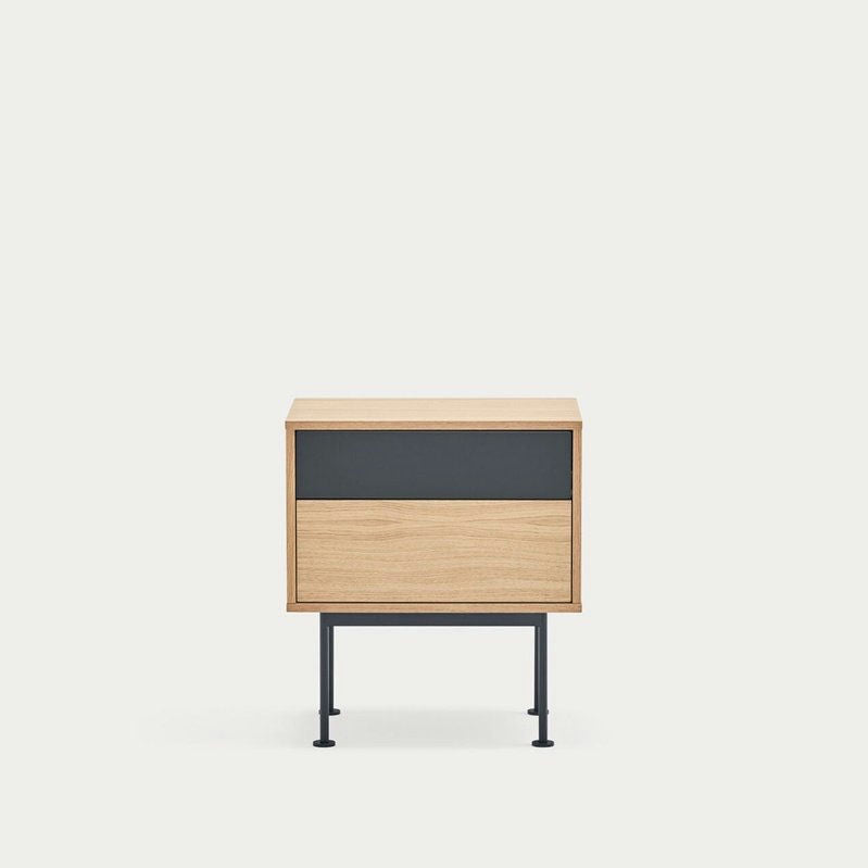 La mesita de noche Yoko 2C, una moderna mesa auxiliar de madera de Cambres Design, cuenta con una base de metal negro y dos cajones. El cajón superior tiene un elegante panel frontal negro, que encarna el diseño contemporáneo sobre un fondo blanco liso, perfecto para la decoración de cualquier dormitorio.