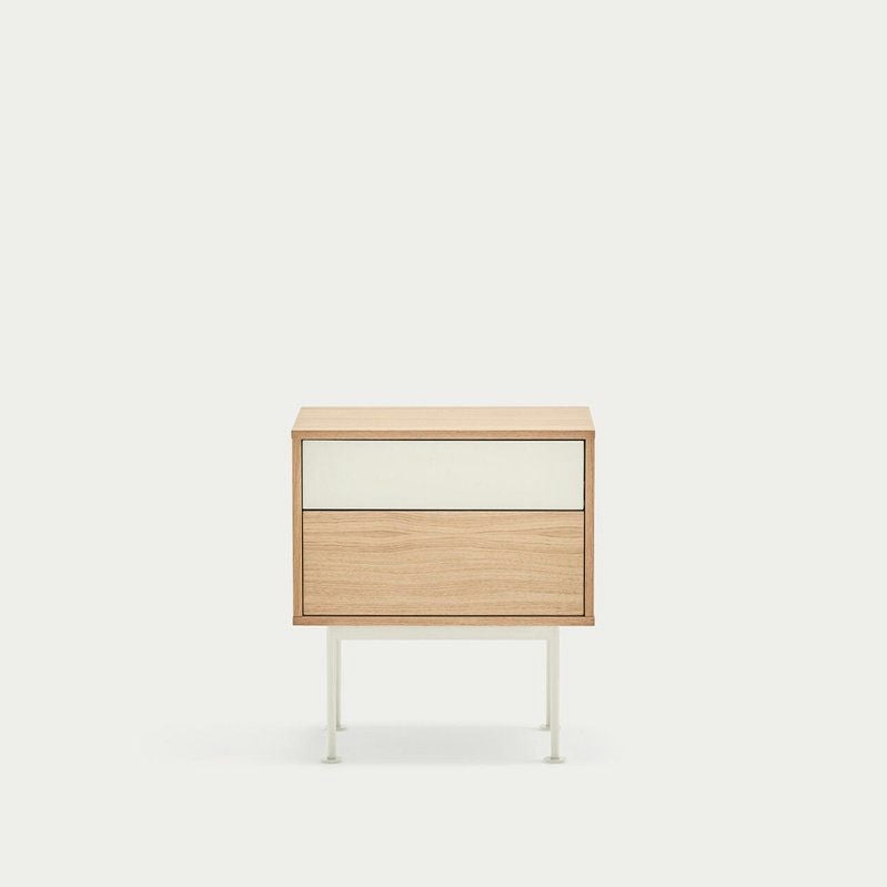 La mesita de noche Yoko 2C de Cambres Design es una mesa auxiliar minimalista de madera con un diseño contemporáneo que cuenta con dos cajones. El cajón superior es blanco y combina bien con las elegantes patas de metal blanco, lo que la hace ideal como mesita de noche en tu dormitorio.