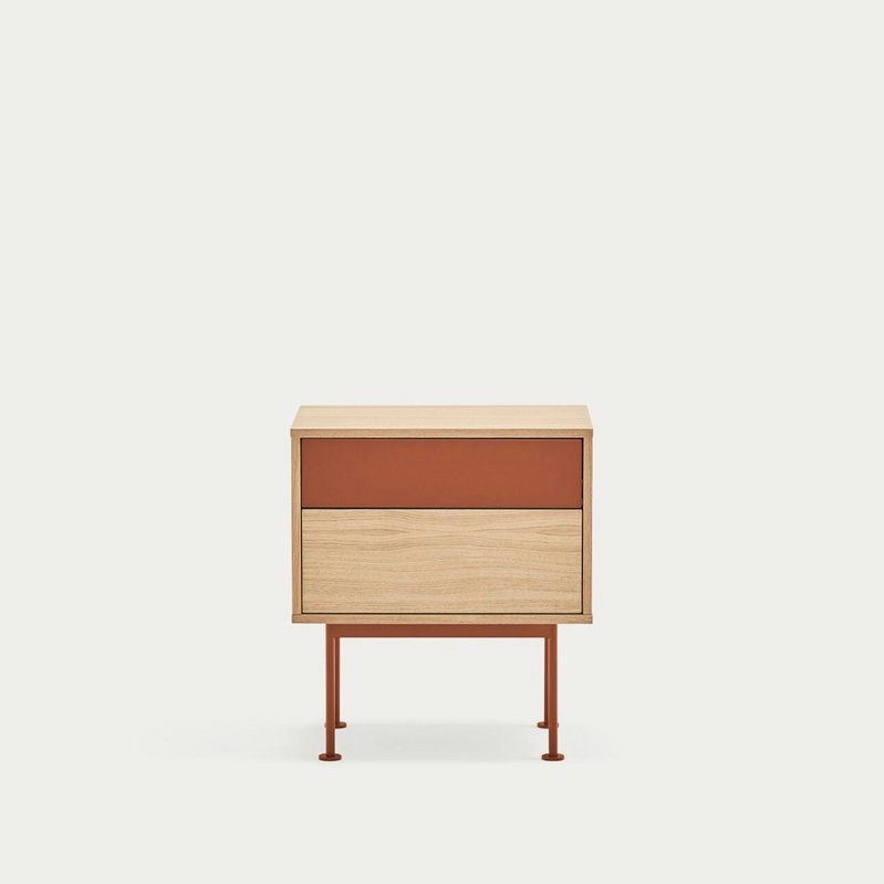 La mesita de noche Yoko 2C de Cambres Design es una pequeña pieza de madera con un diseño contemporáneo que cuenta con dos cajones. El cajón superior es de color naranja, a juego con sus cuatro esbeltas patas de color naranja, lo que aporta estilo a cualquier dormitorio.