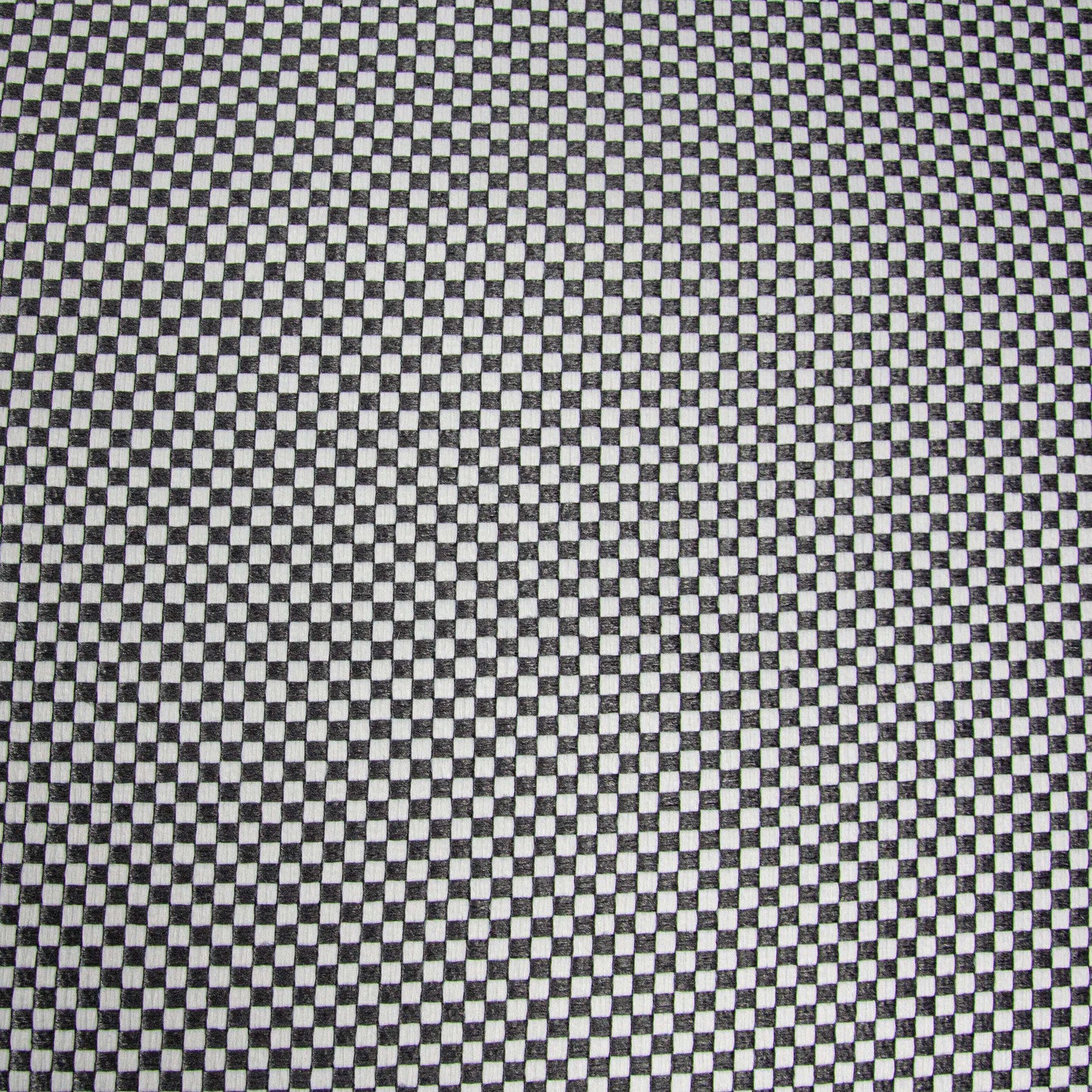 Detalle del diseño a cuadros en blanco y negro del Pouf Mini Capri Impermeable - Uso Exterior, con pequeños cuadrados alternados en un diseño elegante y compacto perfecto para exteriores.