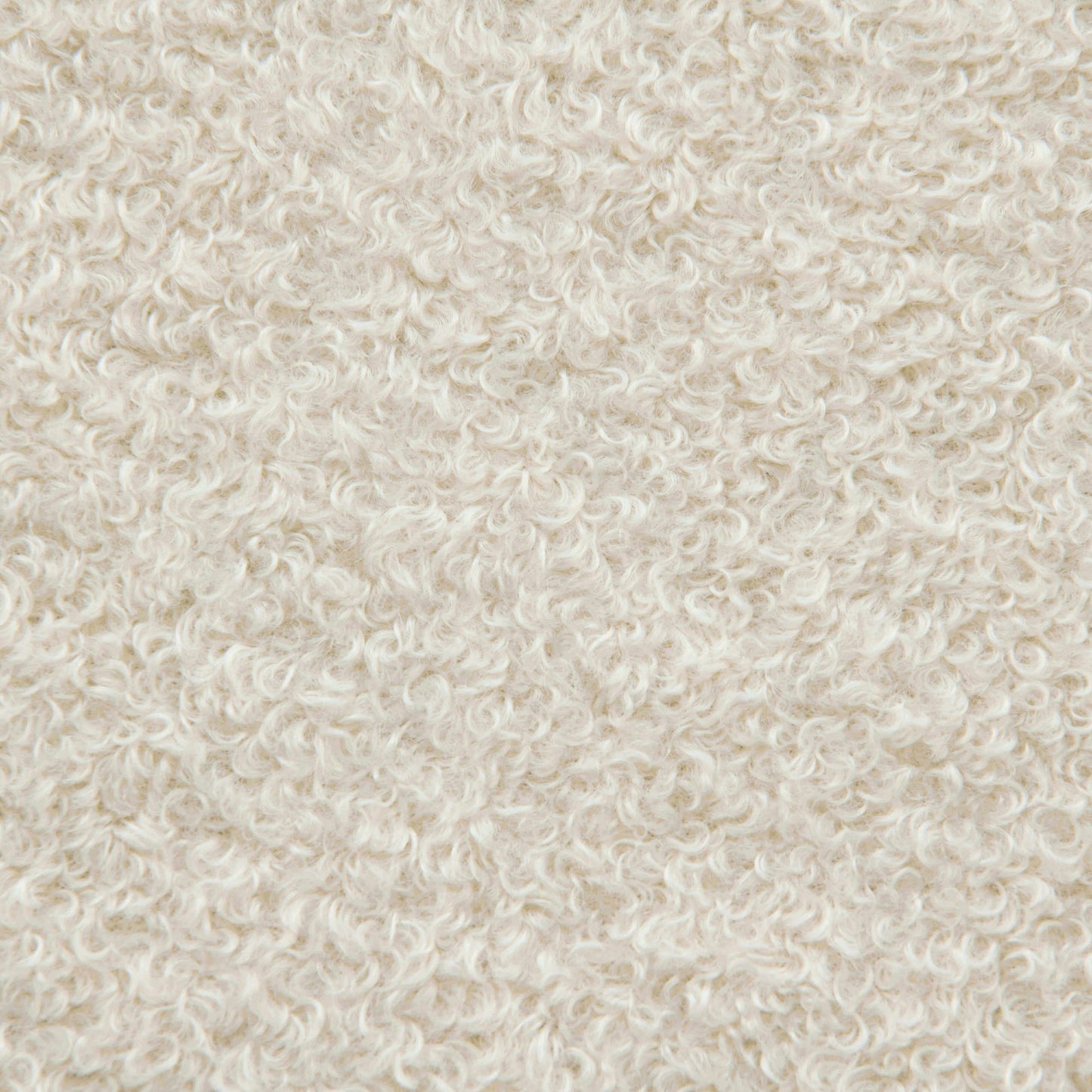 Detalle de la tela de color crema y textura rizada con detalladas fibras en bucle, como se ve en el Pouf rectangular de tela borreguito compacto y ligero 100×60×45 cm - PLUS 100 TEDDY, ideal para un dormitorio o salón modernos.