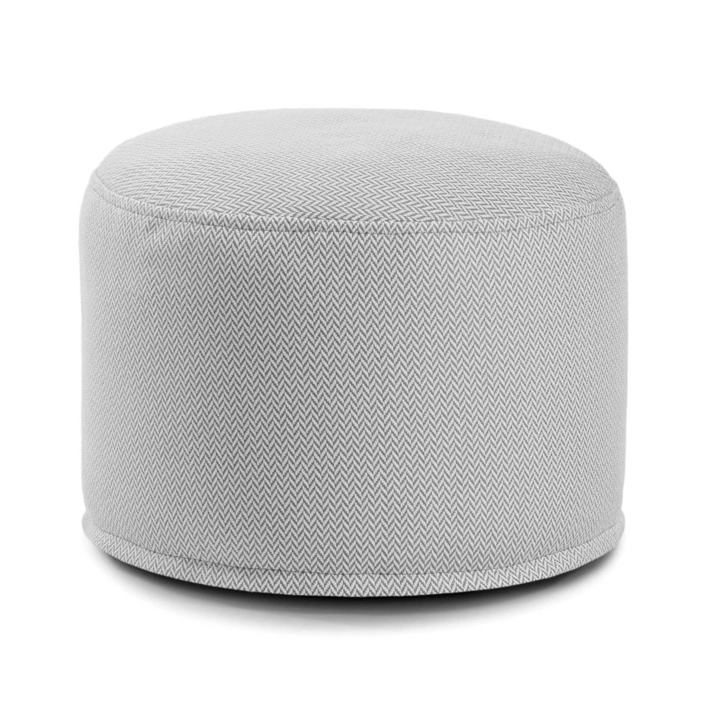 El Pouf Mini Canaria - uso exteriores es un puf redondo de color gris claro con un sutil dibujo de espiga sobre tejido extrasuave, que ofrece un cómodo asiento.