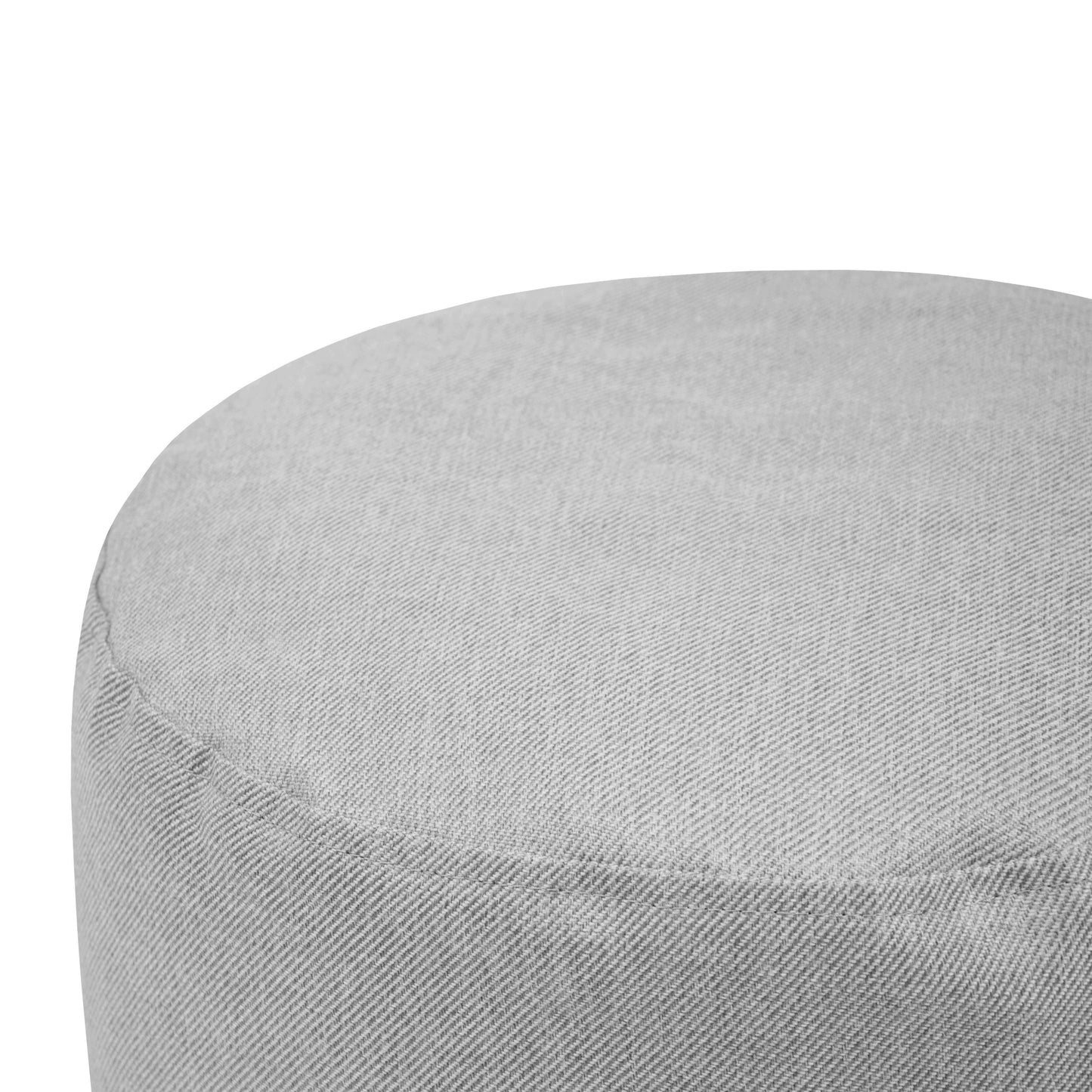 Detalle del Pouf Mini Riviera - uso exterior, un puf redondo de color gris claro con costuras visibles en los bordes, fabricado con tejido OEKO-TEX para un asiento versátil en el exterior y un toque de estilo.