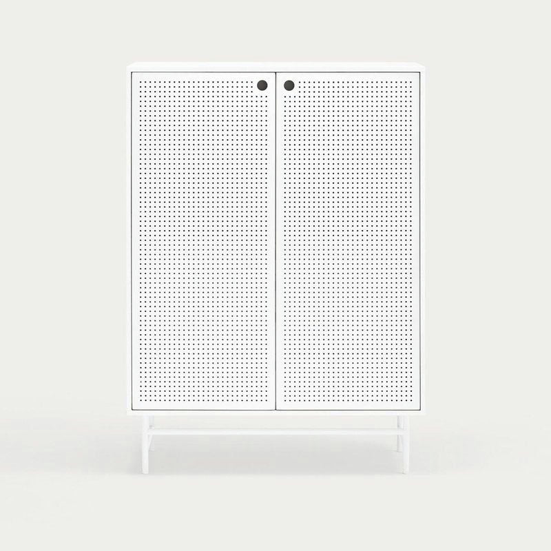 El Aparador pequeño en metal con Puertas Punto 2P4C, un mueble blanco con dos puertas perforadas y un diseño industrial minimalista, ofrece un práctico almacenamiento sobre un fondo gris claro.