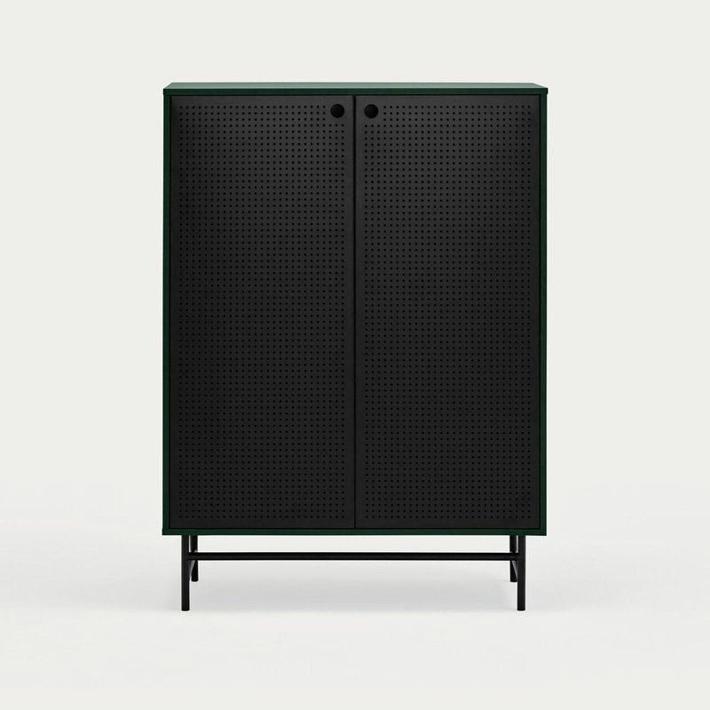El Aparador pequeño en metal con Puertas Punto 2P4C es un gabinete negro con puertas perforadas sobre un soporte de metal minimalista, que encarna el diseño industrial. Este elegante Mueble Auxiliar proporciona un almacenamiento óptimo sobre un fondo claro y sencillo.