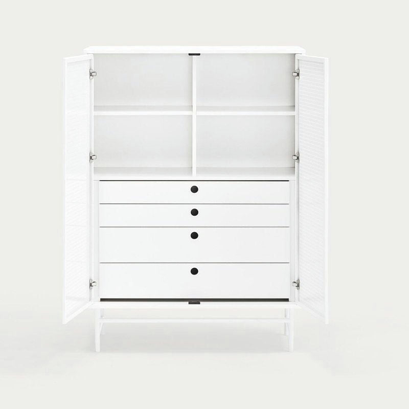 El Aparador pequeño en metal con Puertas Punto 2P4C muestra un toque de diseño industrial en color blanco. Cuenta con puertas abiertas que revelan dos estantes superiores y cuatro cajones cerrados con tiradores circulares negros para un almacenamiento eficiente.