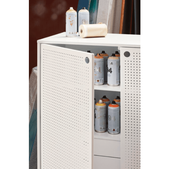 El Aparador pequeño de metal con puertas Punto 2P4C tiene puertas perforadas que se abren parcialmente y dejan al descubierto estantes repletos de latas de pintura en aerosol. Con un diseño industrial, las latas adicionales y un rollo de film plástico se almacenan cuidadosamente en la parte superior para un almacenamiento organizado.