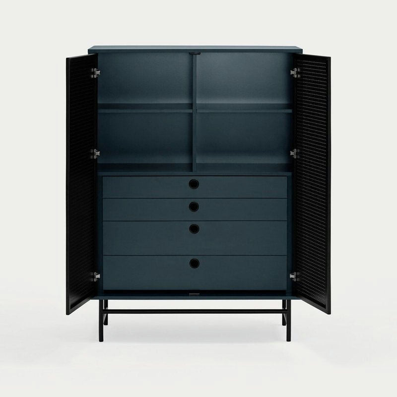 El Aparador pequeño en metal con Puertas Punto 2P4C en color verde azulado oscuro presenta un diseño alto con dos puertas abiertas, que revelan dos estantes y cuatro cajones para un almacenamiento perfecto. Este versátil mueble auxiliar cuenta con un elegante diseño industrial.