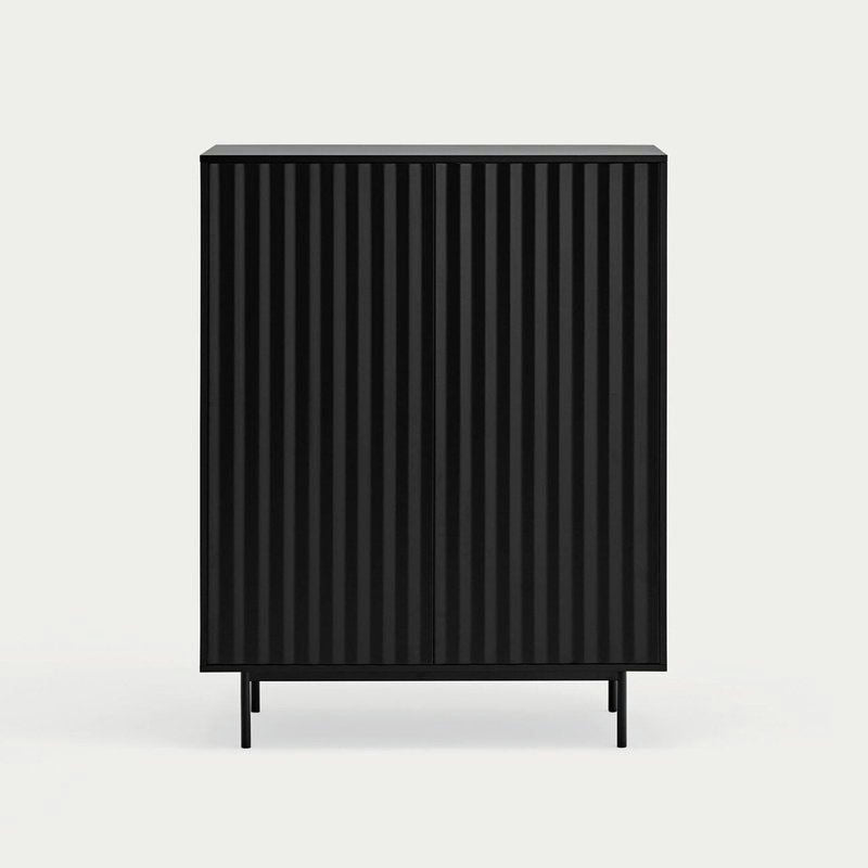 El Aparador pequeño en DM lacado Sierra 2P4C es un mueble rectangular negro con ranuras verticales sobre patas delgadas. Incorpora un diseño minimalista sobre un fondo gris claro, ofreciendo almacenamiento práctico y realzando los espacios modernos con su elegante silueta.