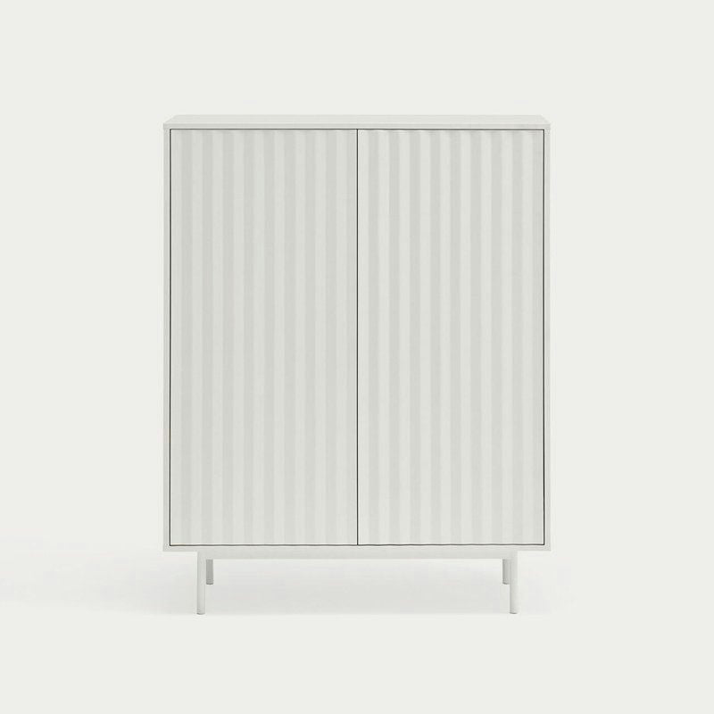 El Aparador pequeño en DM lacado Sierra 2P4C es una pieza blanca y minimalista con puertas de rayas verticales y patas delgadas, proporcionando un almacenamiento práctico para cualquier espacio.