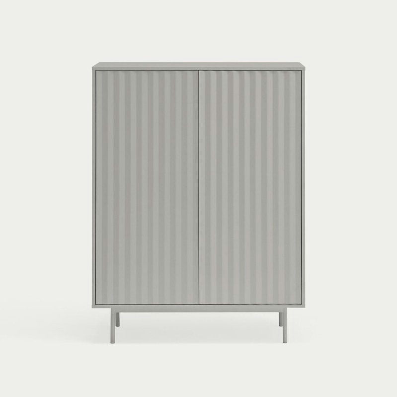 El Aparador pequeño en DM lacado Sierra 2P4C es un mueble gris de dos puertas que presenta un patrón de rayas verticales texturizadas. Se apoya sobre patas cortas sobre un fondo liso, lo que representa un diseño minimalista y ofrece almacenamiento práctico sin sacrificar el estilo.