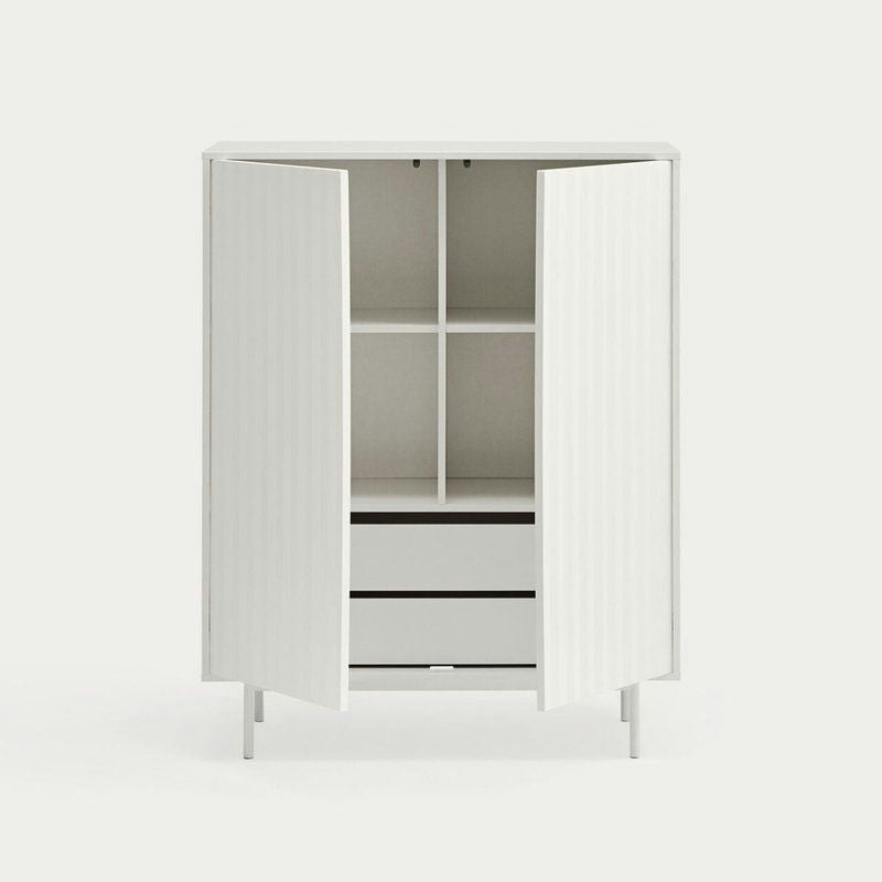 El Aparador pequeño en DM lacado Sierra 2P4C cuenta con puertas abiertas con dos estantes superiores y dos cajones inferiores, mostrando su diseño minimalista. Apoyado sobre cuatro patas sobre un fondo liso, este mueble auxiliar ofrece almacenamiento práctico para cualquier habitación.